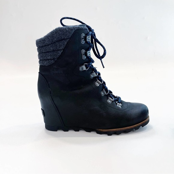 Sorel Shoes - Sorel Conquest Wedge Lexie Black Leather Snow Boot with Blue Laces Size 9